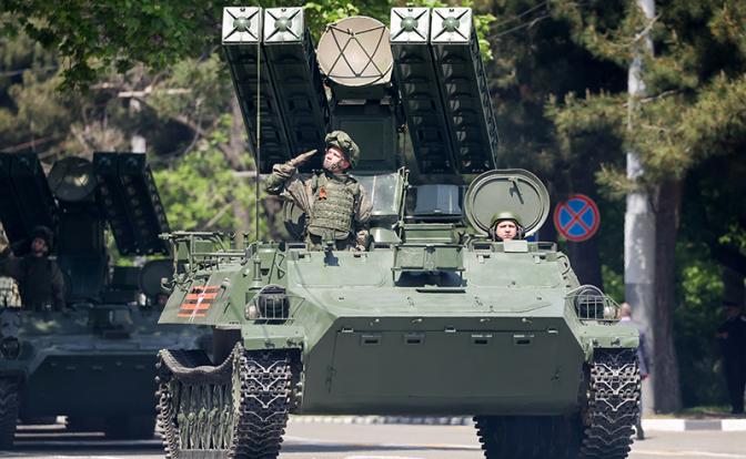 На фото: зенитно-ракетный комплекс (ЗРК) "Стрела-10"