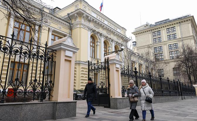 ЦБ изучает, как низко может пасть ключевая ставка – и как долго ей это лучше делать