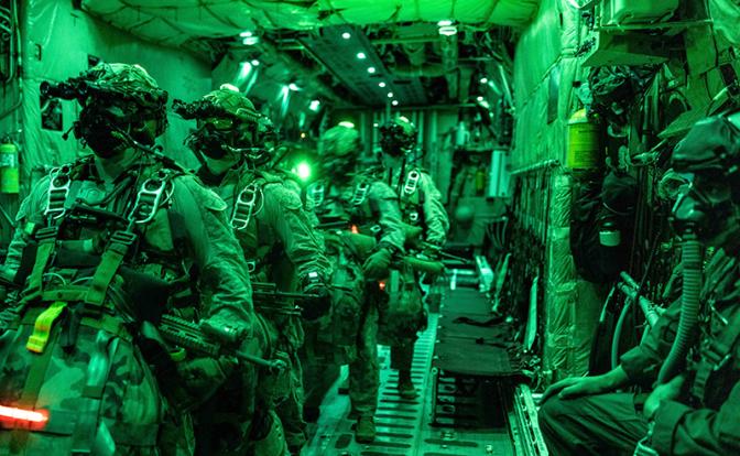 На фото: морские пехотинцы 2-го разведывательного батальона 2-й дивизии морской пехоты готовятся к прыжку с парашютом.