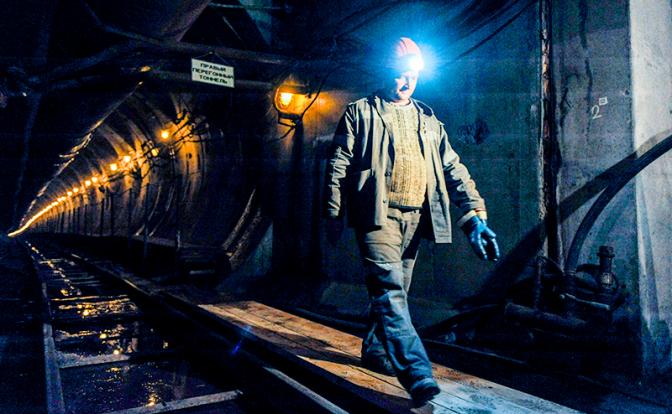 На фото: рабочий идет по тоннелю для метротрамвая в Челябинске.