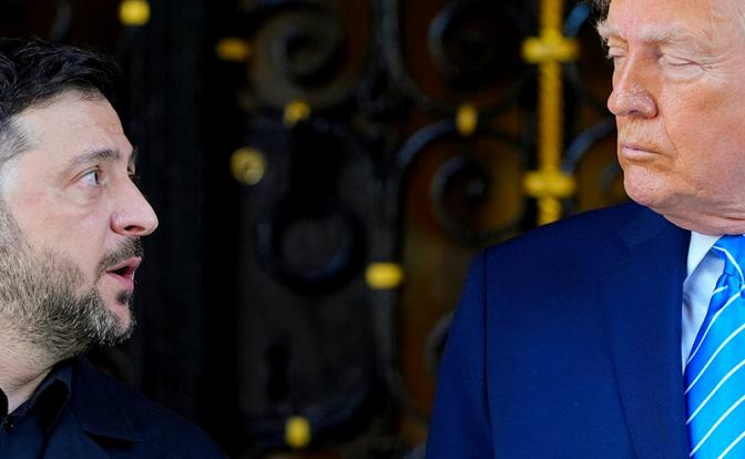 На фото (справа налево): президент США Дональд Трамп и Владимир Зеленский.