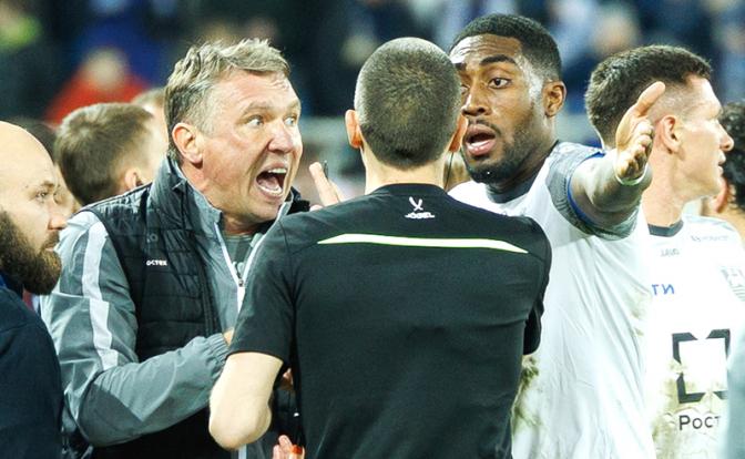 На фото: главный тренер ФК "Балтика" Андрей Талалаев (слева) и Кевин Андраде ("Балтика") (справа) во время матча. Стадион "Ростех Арена". Российская премьер-лига. "Балтика" (Калининград) - ЦСКА (Москва).