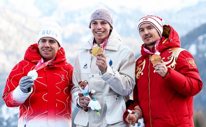 На фото: Робин Кюш (Швейцария) (2 место), Артур Боше (Франция) (1 место) и Алексей Бугаев (Россия) (3 место) во время церемонии награждения. Италия. Кортина-д'Ампеццо. Паралимпиада-2026. Горнолыжный центр "Тофана". Горные лыжи. Гигантский слалом.