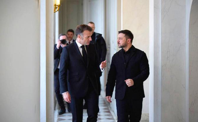 На фото (слева направо): президент Франции Эммануэль Макрон и Владимир Зеленский.