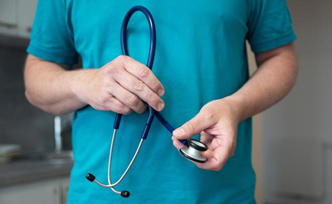 Онколог назвал первые звоночки рака