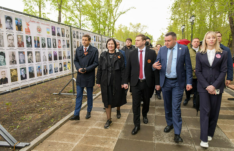 На фото: глава Хакасии Валентин Коновалов открывает «Стену памяти»