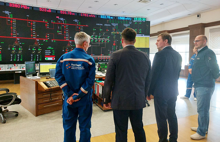 На фото: глава Хакасии Валентин Коновалов с работниками Саяно-Шушенской ГЭС