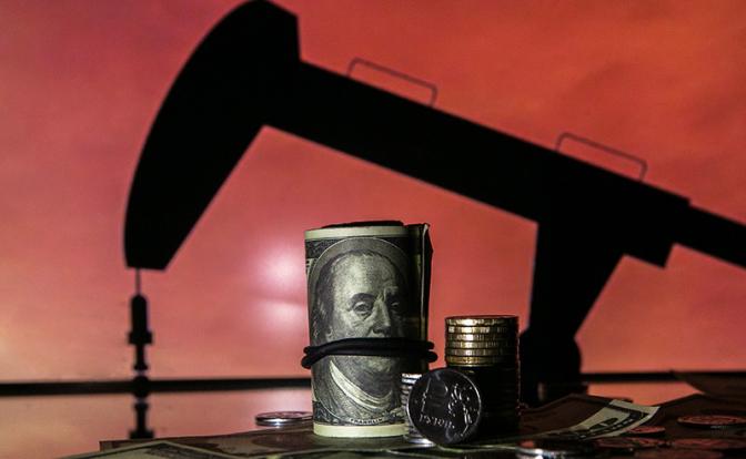 Нефть закрепляется выше 100 долларов, но рублю это не помогает