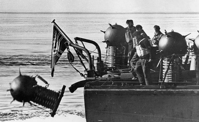 На фото: немецкие минные заграждения в Финском заливе, 1943