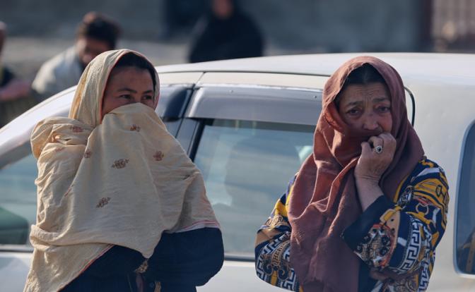 На фото: женщины на месте пакистанских авиаударов, в результате которого погибли не менее 400 человек.