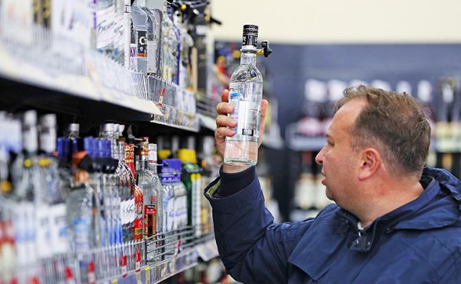 Росстат зафиксировал скачок цен на водку почти до 950 рублей за литр