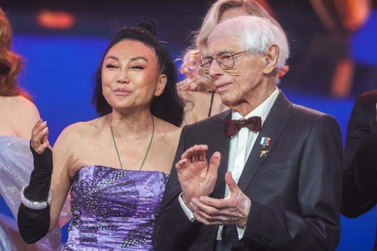 На фото: композитор Александр Зацепин и его жена, дирижёр Муза Ли.