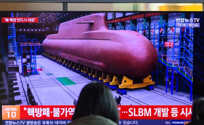 На фото: лидер КНДР Ким Чен Ын посетил место строительства новой атомной подводной лодки