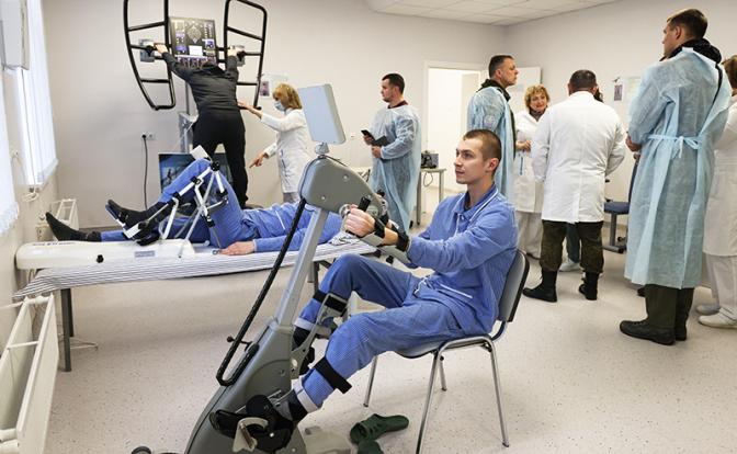 На фото: военнослужащие в отделении реабилитации