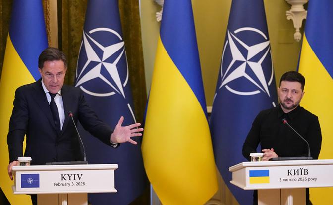 На фото: президент Украины Владимир Зеленский и генеральный секретарь НАТО Марк Рютте (справа налево)
