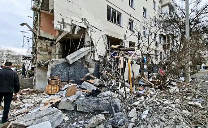 На фото: Севастополь. Жилой дом на улице Павла Корчагина, где в результате взрыва произошел пожар.