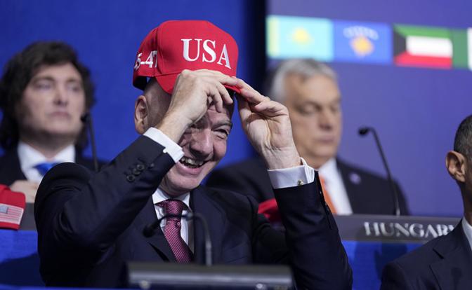 На фото: глава Международной федерации футбола (ФИФА) Джанни Инфантино на заседании Совета мира