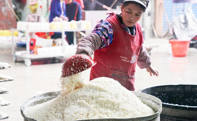 Без маргарина, сахара и антибиотиков. В Китае строго следят, чтобы народ не кормили отравой