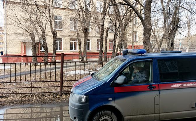 На фото: автомобиль Следственного комитета РФ у здания школы № 32.