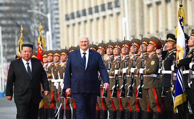 На фото: президент Белоруссии Александр Лукашенко и лидер КНДР Ким Чен Ын (справа налево) на церемонии официальной встречи на площади имени Ким Ир Сена.