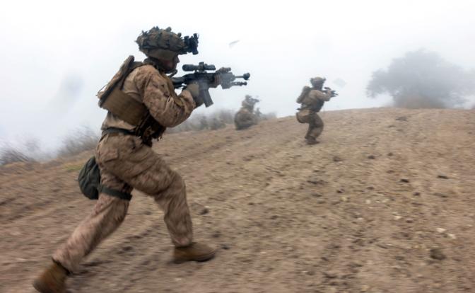 На фото: морские пехотинцы США.