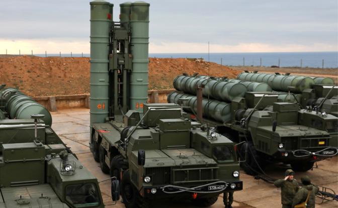 На фото: зенитные ракетные комплексы С-400 "Триумф".