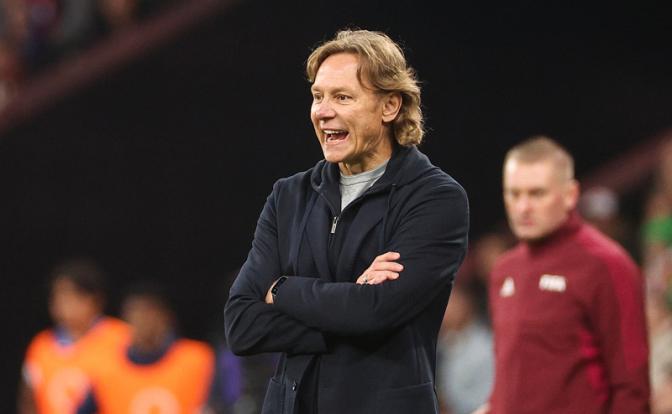 На фото: главный тренер сборной России Валерий Карпин во время матча.