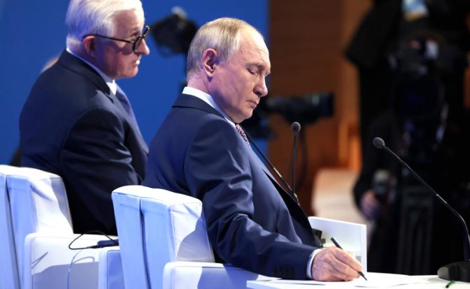 На фото: президент РФ Владимир Путин (на первом плане) и президент Российского союза промышленников и предпринимателей Александр Шохин.