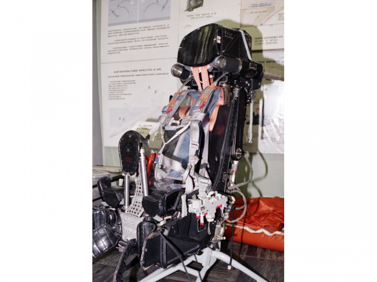 На фото: разработка НПП "Звезда" - катапультируемое кресло К-36 для современных боевых самолетов, 1987 год.