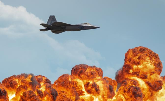 На фото: истребитель F-22 Raptor во время высокоскоростного пролета.