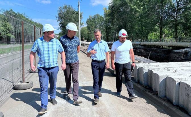 На фото (в центре): заместитель Главы Челябинска Александр Астахов.