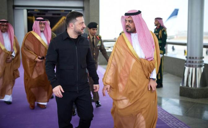 На фото: Владимир Зеленский в Саудовской Аравии.