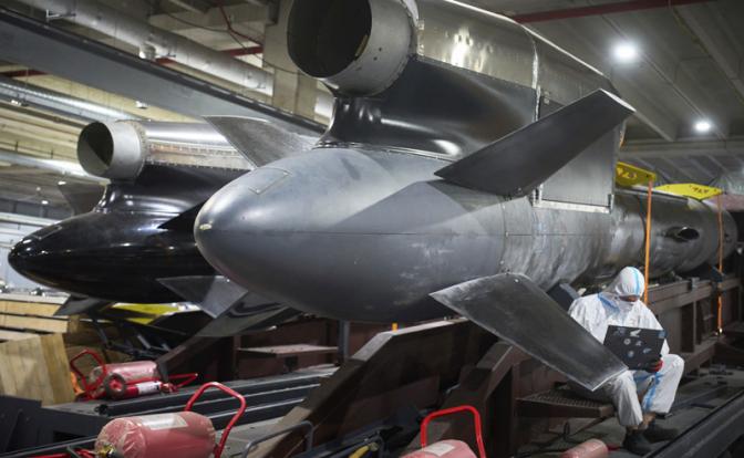 На фото: украинский завод по производству дронов.