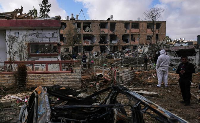 На фото: последствия ракетного обстрела Ирана на юге Израиля