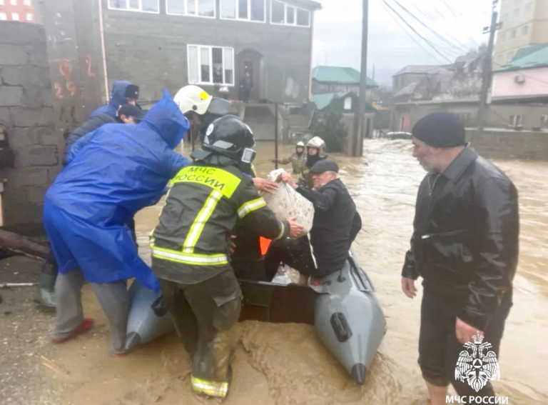 На фото: эвакуация из-за ливней в Дагестане.
