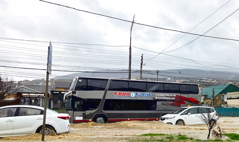 На фото: улицы, затопленные в результате обильных дождей. В городе введен режим ЧС, более 100 человек в Махачкале и Дербенте эвакуированы из затопленных домов.