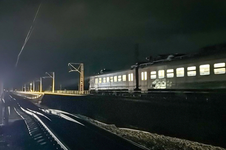 На фото: вид на железнодорожный мост на окраине дагестанского села Джемикент, опора которого рухнула из-за селевых потоков.