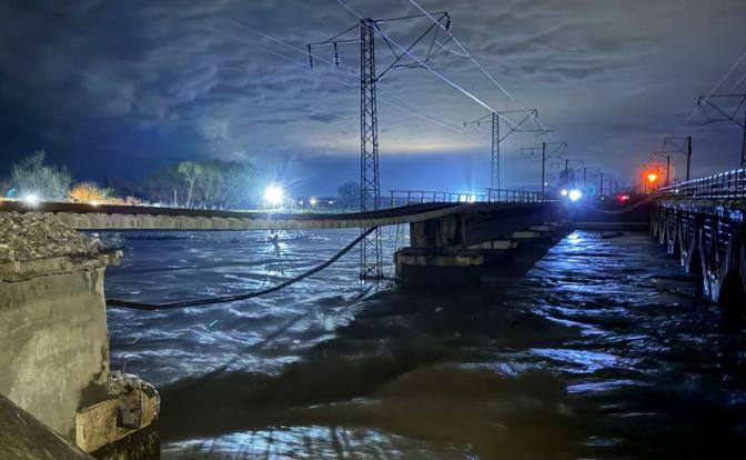 На фото: вид на железнодорожный мост на окраине дагестанского села Джемикент, Республика Дагестан, опора которого рухнула из-за селевых потоков.