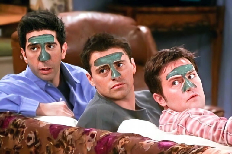 На фото: кадр из сериала "Друзья" с участием Дэвида Швиммера, Мэтта Леблана и Мэттью Перри.