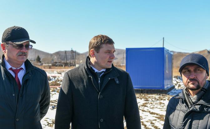 На фото: губернатор Хакасии Валентин Коновалов на строительной площадке в селе Боград