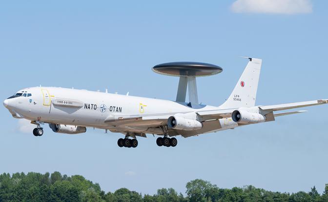 На фото: самолет ДРЛО Boeing E-3 Sentry
