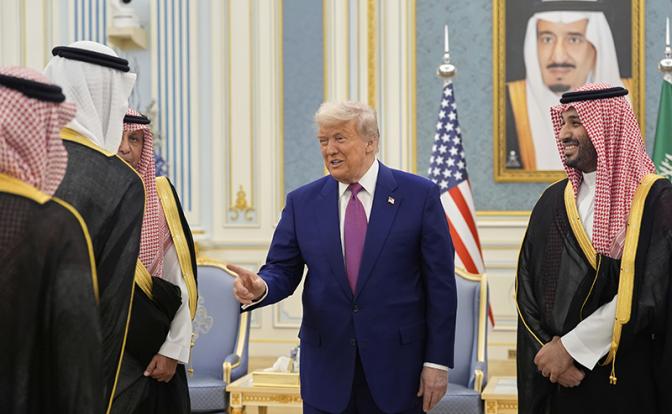 На фото: президент США Дональд Трамп в Саудовской Аравии (2025 год)