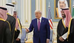 "Заплатите за то, что вас мордуют!": Трамп нагло лезет в карман к монархам Залива