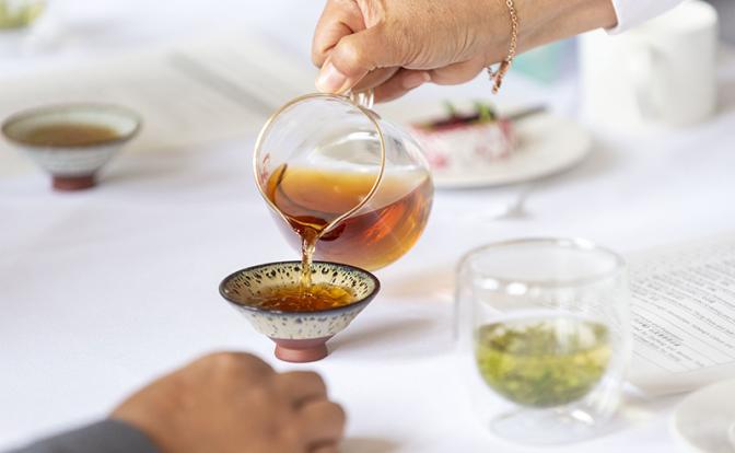 Смертельный дуэт: врач назвал безобидный напиток, которым нельзя запивать таблетки