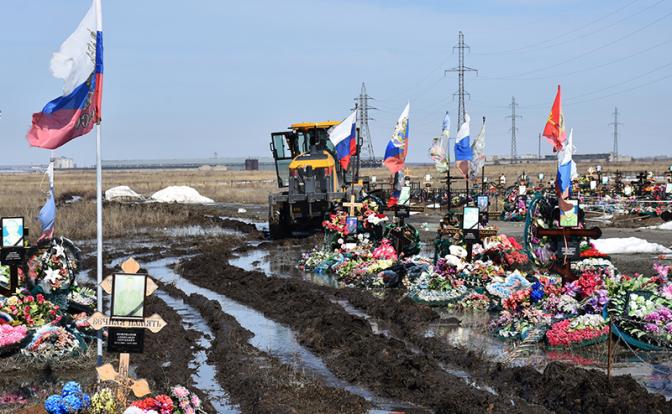 На фото: подтопление могил участников СВО на кладбище в Троицке Челябинской области