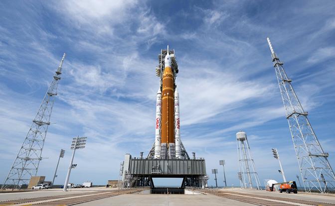 На фото: ракета NASA Artemis II Space Launch System с космическим аппаратом Orion