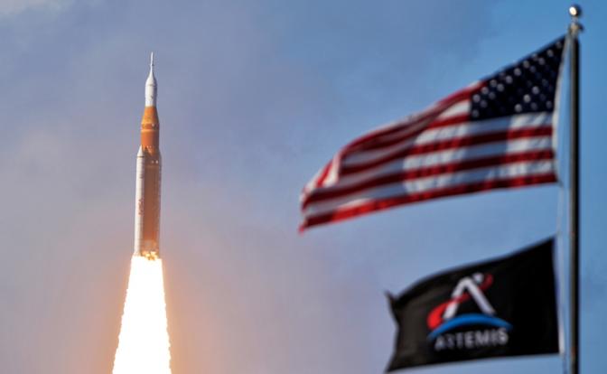 На корабле Orion, летящем к Луне, сломался туалет