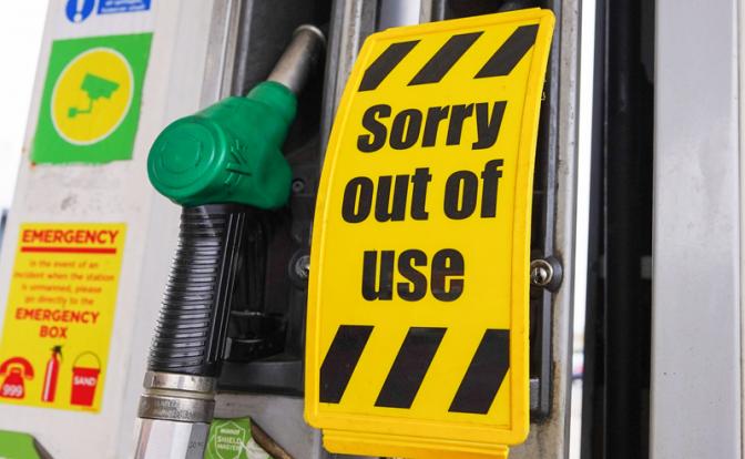 Кризис по-королевски: Британия стоит в очередях на АЗС, бак стоит почти 11 тысяч, с огурцами и томатами беда