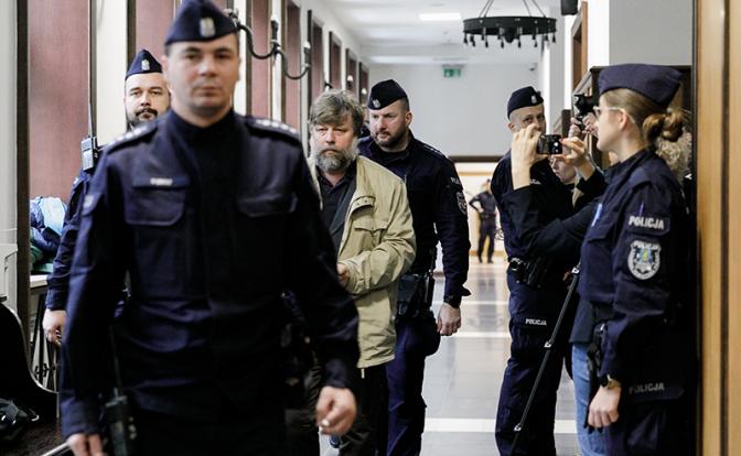 На фото: сотрудники полиции сопровождают Александра Бутягина,Варшава