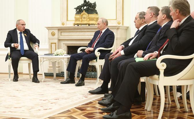 На фото: президент РФ Владимир Путин (в центре) и премьер-министр Армении Никол Пашинян (слева) во время встречи в Кремле